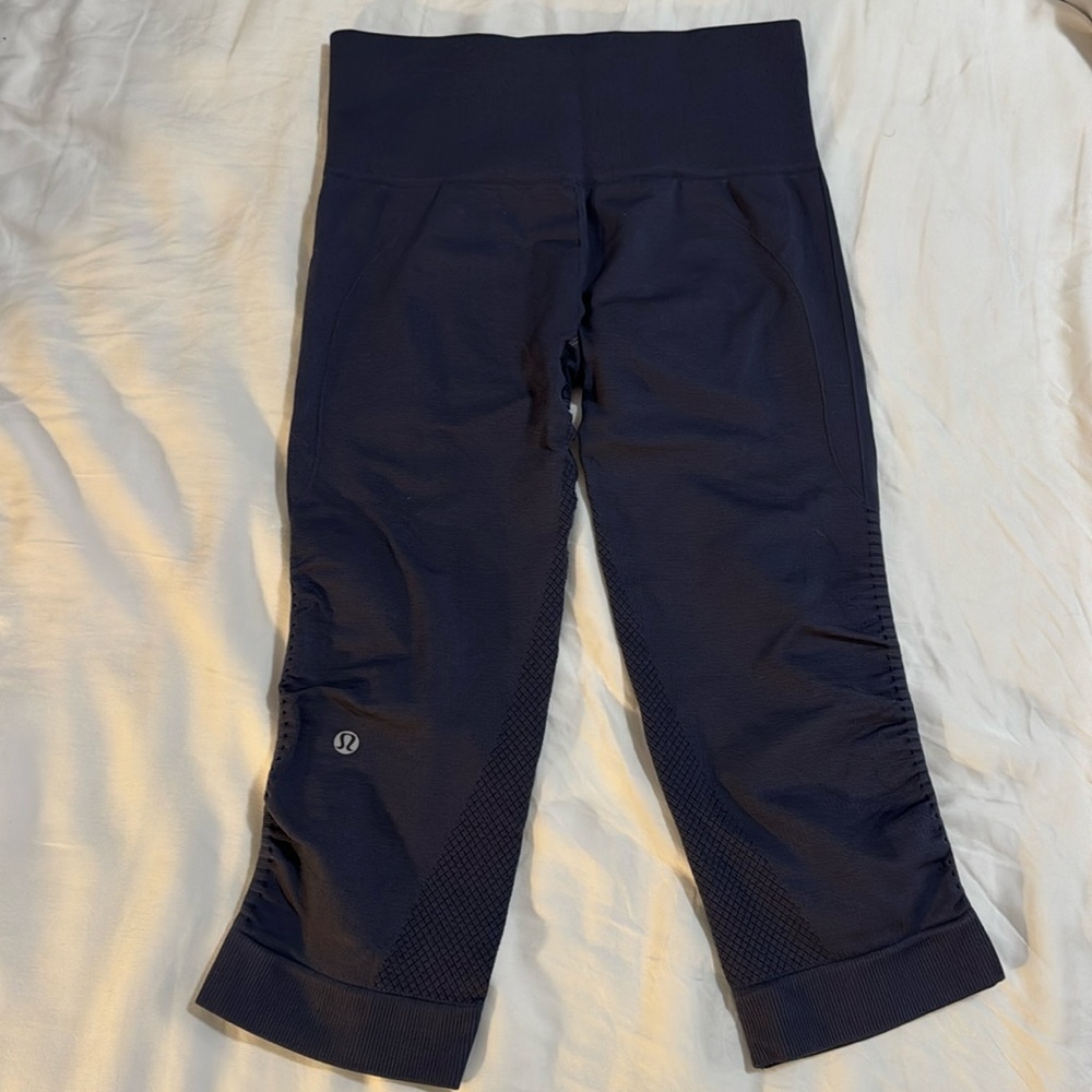 Lululemon crop in the flow crop leggings -great condition- size 4 - navy blue